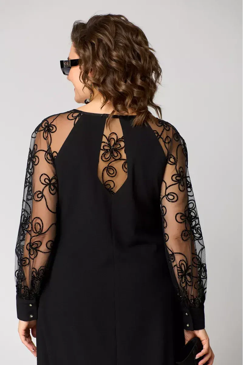 Élégante robe noire à manches en dentelle
